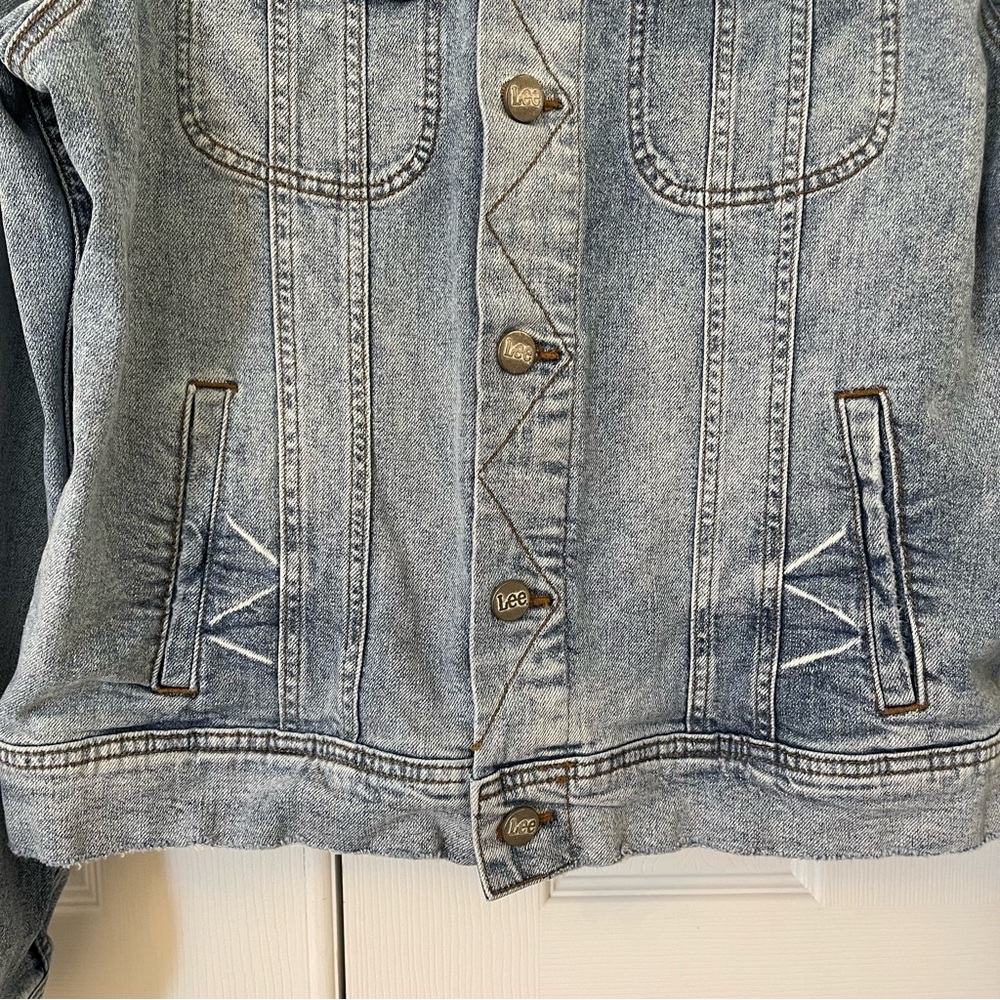 Lee Men’s Light Wash Distressed Denim Jean Jacket - Picture 6 of 14